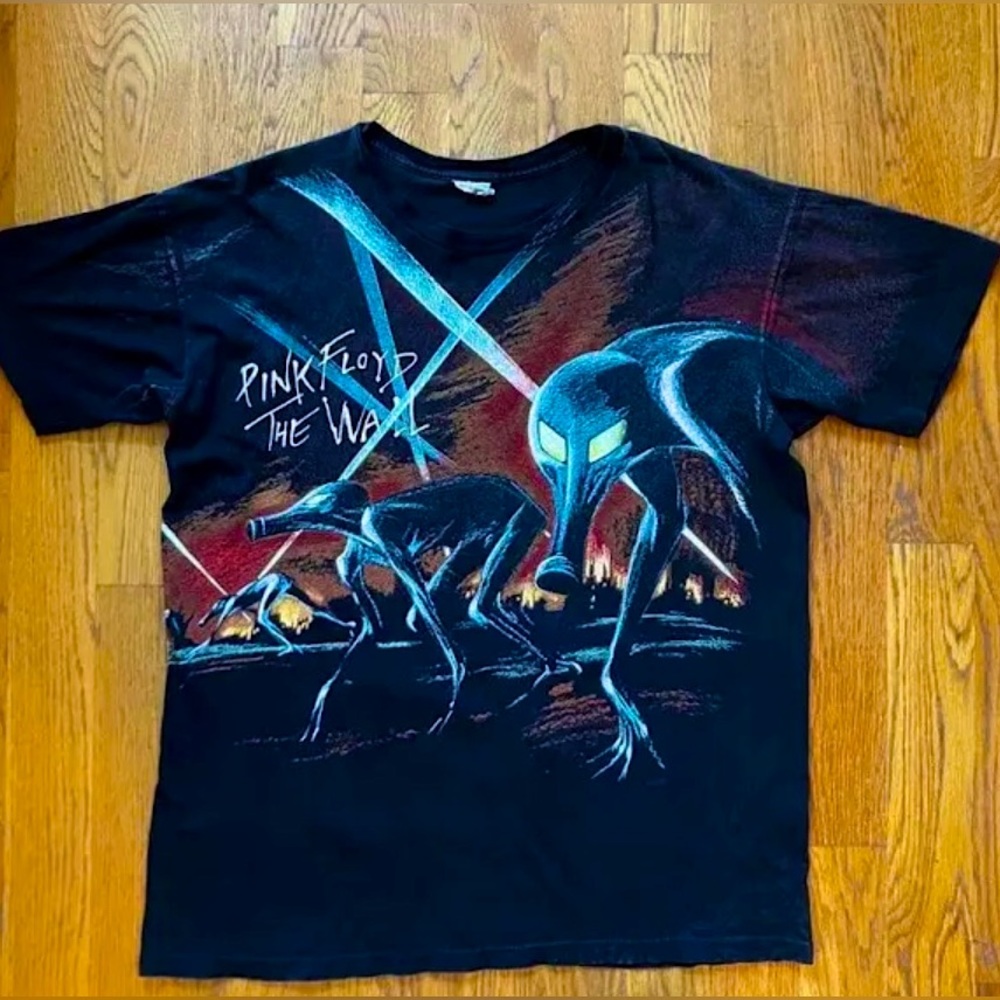 RARE vintage 1990’s PINK FLOYD “THE WALL”all over ALIEN print t-shirt
Size: XL